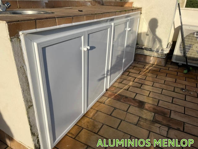 Mueble De Aluminio Blanco Con Chapa Composite Para Exterior. 4 Hojas Abatibles Para Aprovechar La Apertura 2