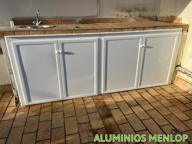 Mueble De Aluminio Blanco Con Chapa Composite Para Exterior. 4 Hojas Abatibles Para Aprovechar La Apertura